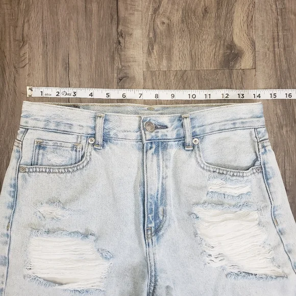 AE Mom Short Light Wash Women's 2 (28) High Rise Distressed Jean Shorts Raw Hem - Picture 5 of 8